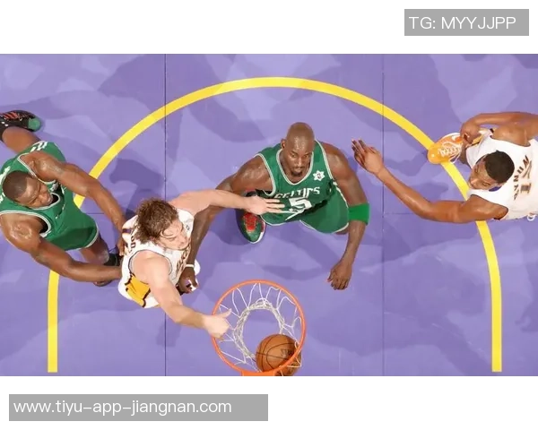 绿军记者惊叹湖勇对决中斯玛特与霍福德的奇妙对抗场景 绿军记者惊叹湖勇对决中斯玛特与霍福德的奇妙对抗场景