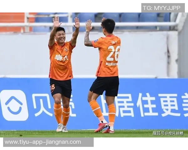 方昊回防积极却意外铲翻队友张源致敬马季奇经典瞬间引发笑声 方昊回防积极却意外铲翻队友张源致敬马季奇经典瞬间引发笑声